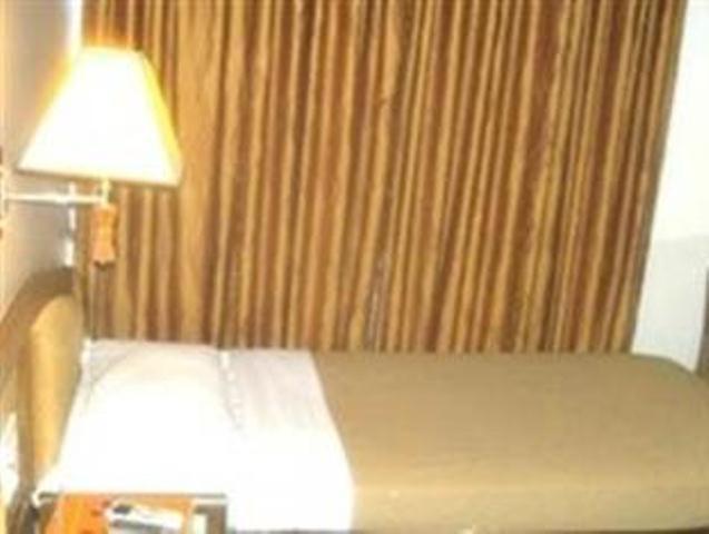 The Ambience Hotel Poona Kamer foto