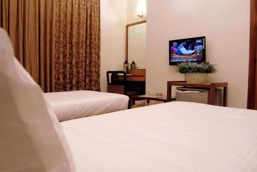 The Ambience Hotel Poona Kamer foto
