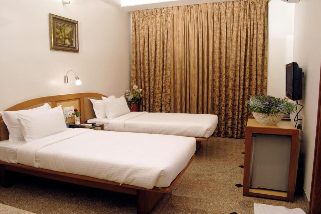 The Ambience Hotel Poona Kamer foto
