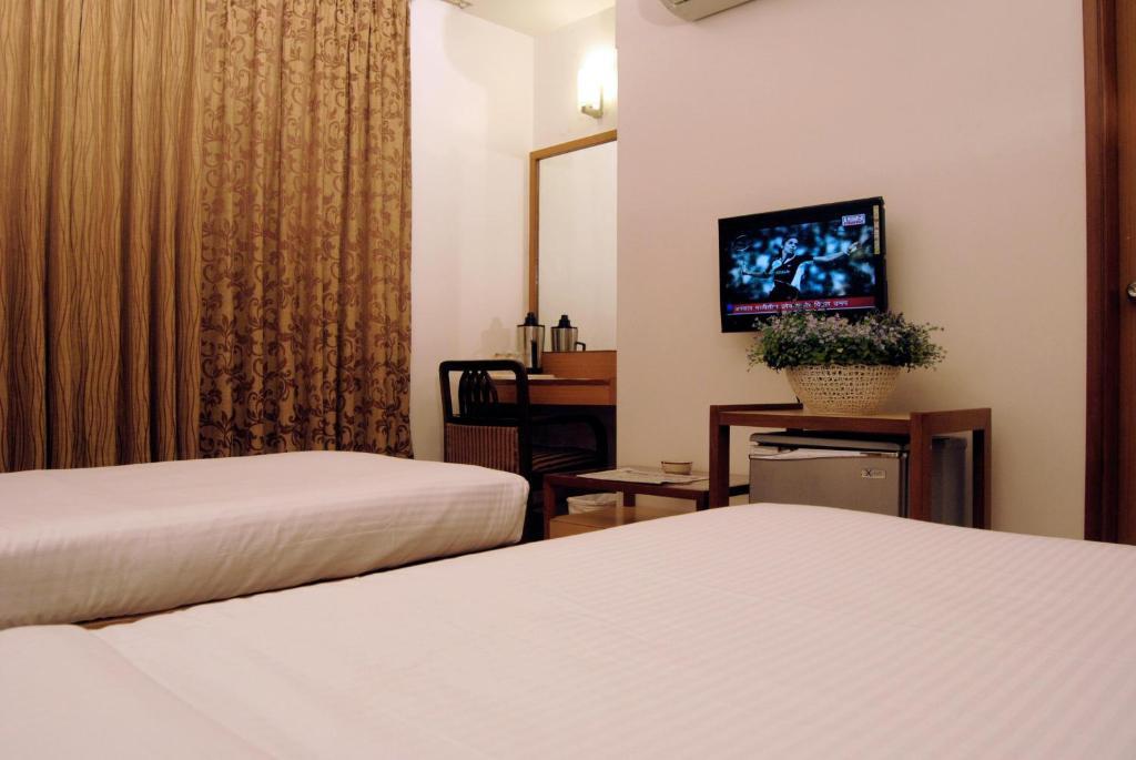 The Ambience Hotel Poona Kamer foto