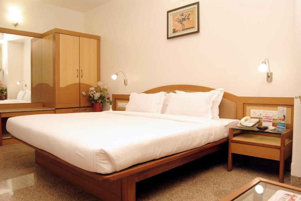 The Ambience Hotel Poona Kamer foto