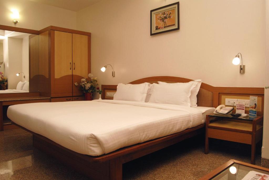 The Ambience Hotel Poona Kamer foto