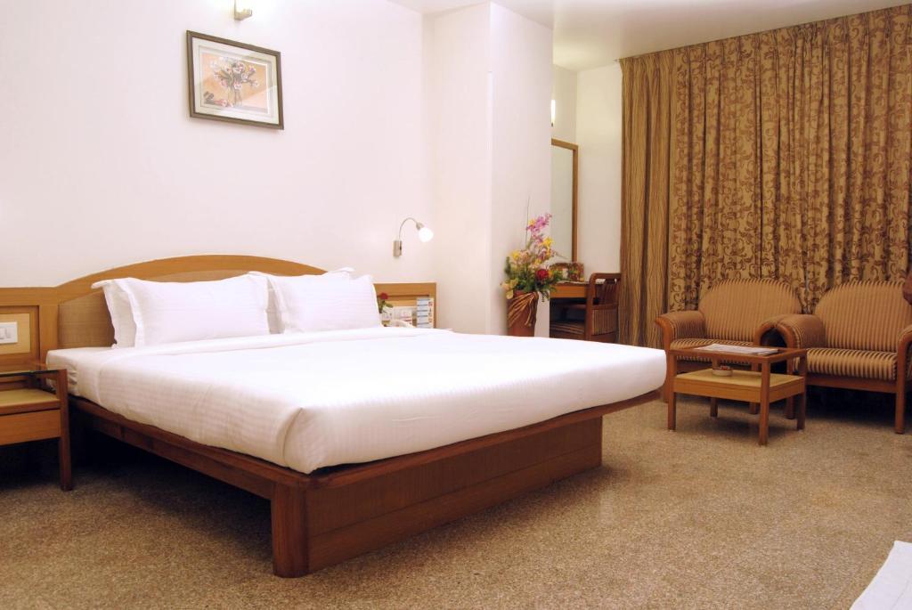 The Ambience Hotel Poona Kamer foto